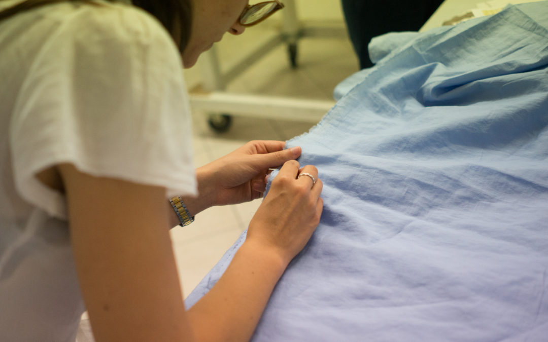 Un laboratorio di sartoria teatrale per gli abiti di scena de “Le notti bianche”