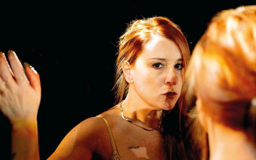 “Con la carabina”, il doppio volto della vendetta e dell’abuso. Intervista a Licia Lanera